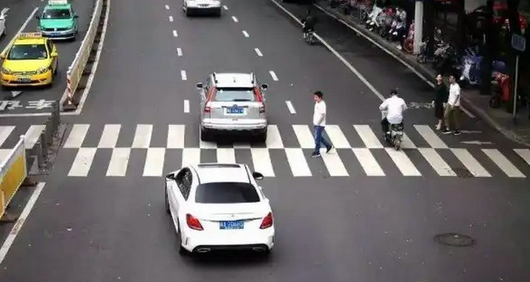 车子过了斑马线停下来算闯红灯吗(过斑马线被车撞了怎么赔偿)