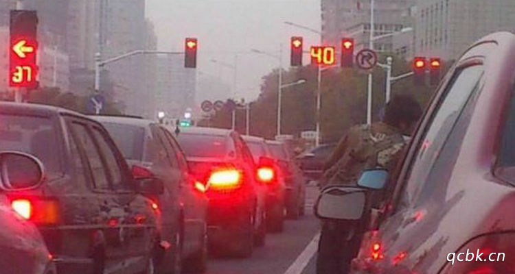 连闯两个红灯怎么处罚(连闯2个红灯)