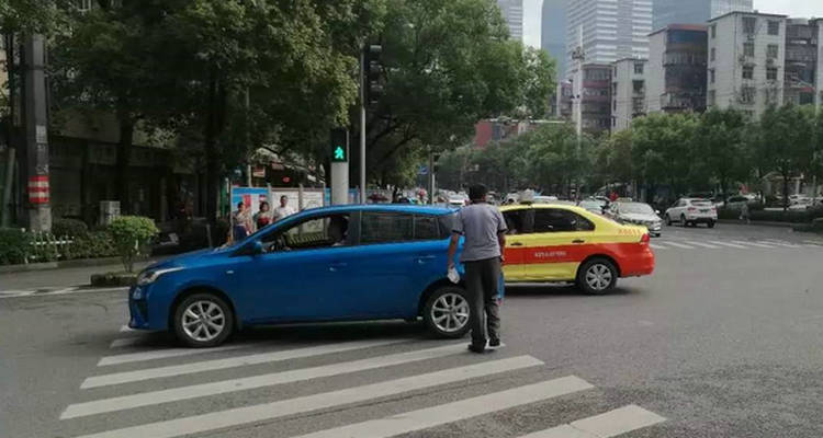 红灯时停在斑马线上算闯红灯吗(红灯时停在斑马线上扣分吗)