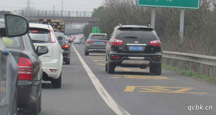 高速公路占用应急车道扣几分(高速公路占用应急车道)
