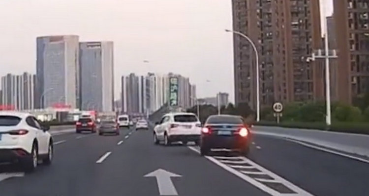 高架压实线变道扣几分罚款多少钱(高架压实线变道扣几分罚款多少)