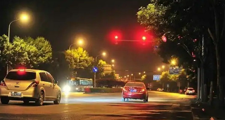 不小心闯红灯了扣几分罚多少钱(骑电动车不小心闯红灯了)