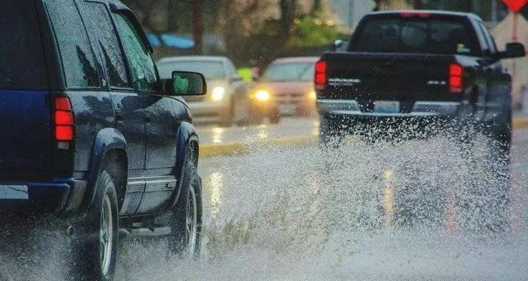 车窗没关好下雨天进水了怎么办(车窗没关好下雨天进水 地板潮湿)