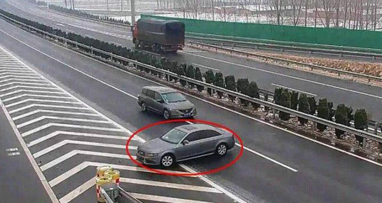 高速路口进错方向可以倒车吗(高速走错入口)