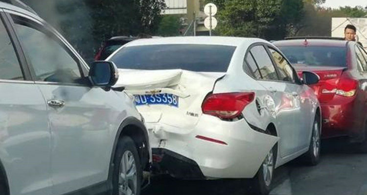 高速追尾后车全责怎么赔偿(高速追尾后车全责如何修车)