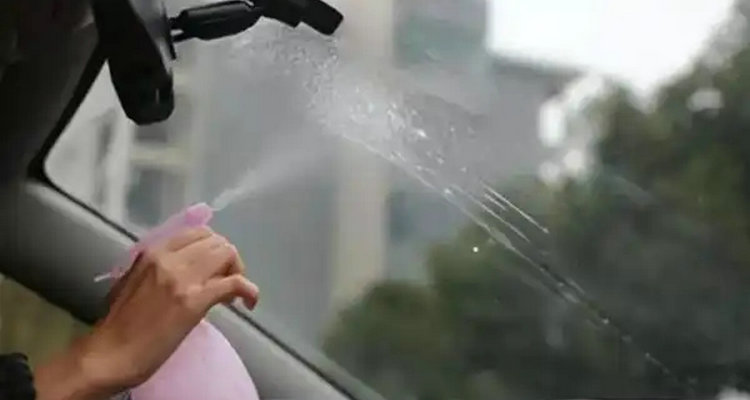 下雨天前挡风起雾怎么办(下雨天前挡风起雾什么原因)