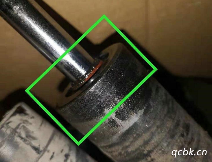 减震器漏油需要更换吗(减震器漏油需要换一个还是换一对)