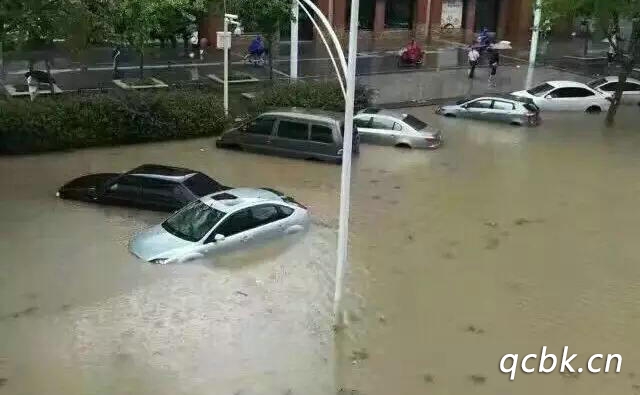 下暴雨车被淹了怎么办(下暴雨车被淹了保险怎么赔付)