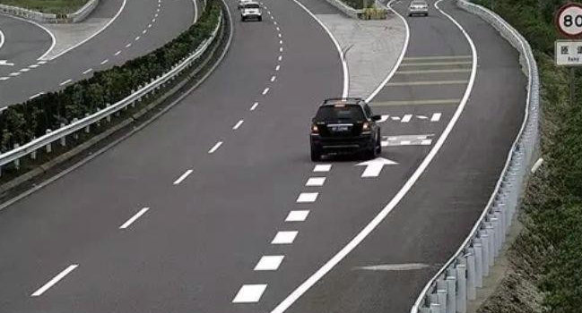 从匝道驶入高速公路应开启什么灯(从匝道驶入高速不按规定使用灯光)