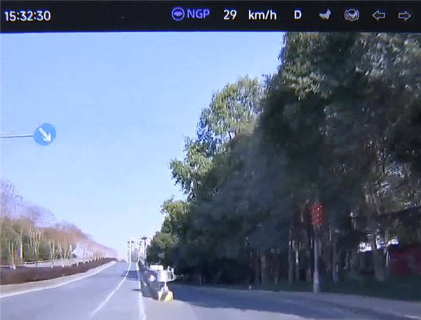 因“方向感不清晰”：车主控诉小鹏P7+智驾时撞上护栏