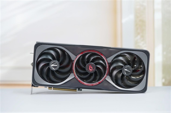 七彩虹iGame RTX 5070 Advanced OC显卡，红圈圆环设计惊艳图赏