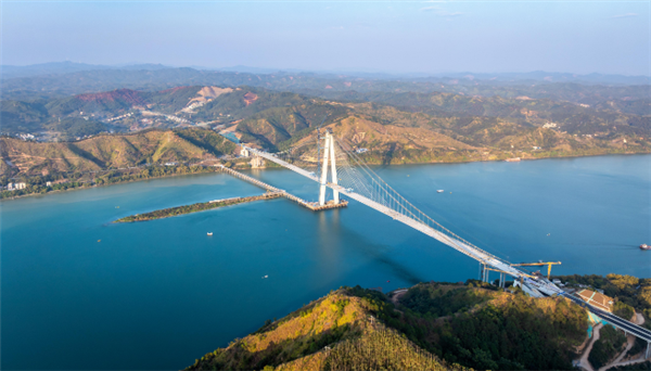 广西独塔空间缆斜拉悬索协作体系桥合龙，世界首座桥梁工程完工