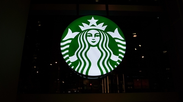 星巴克外卖员烫伤事件引发社会热议，赔偿金额达3.6亿元