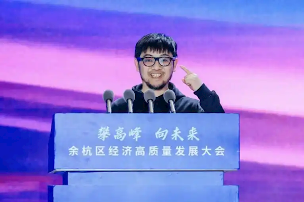 灵伴科技创始人挑战王坚院士，AR眼镜取代手机的预测时间探讨