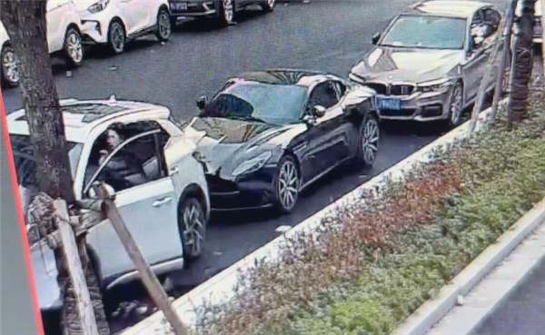 女子倒车撞毁阿斯顿马丁逃逸，定损超20万，豪车维修费用惊人揭秘