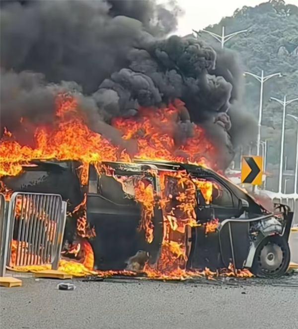 极氪汽车通报，汽车碰撞后起火事故，乘客受伤——事故细节揭秘