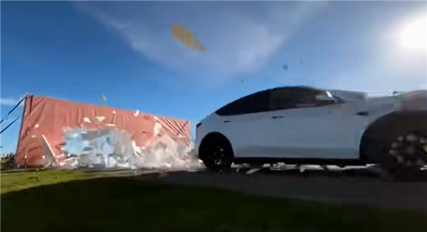 特斯拉Autopilot撞穿泡沫空气墙，自动驾驶失误引发事故