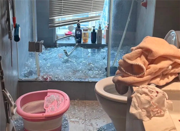 女子洗澡遇玻璃门自爆受伤，专家呼吁选用优质钢化玻璃预防风险