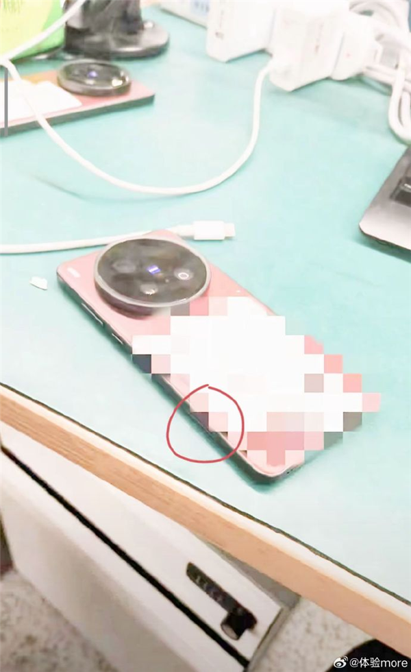 vivo X200 Ultra拆解：硕大的三颗摄像头模组极其醒目