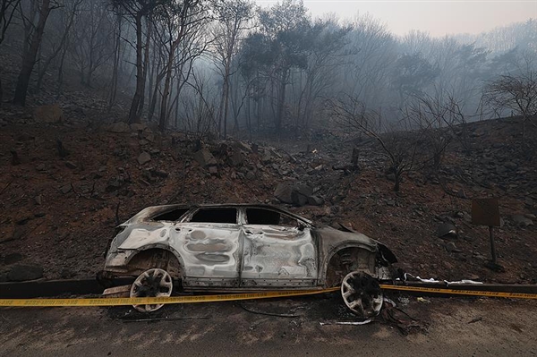 韩国千年古刹山火肆虐，至少26人死亡，灭火工作待雨水助力