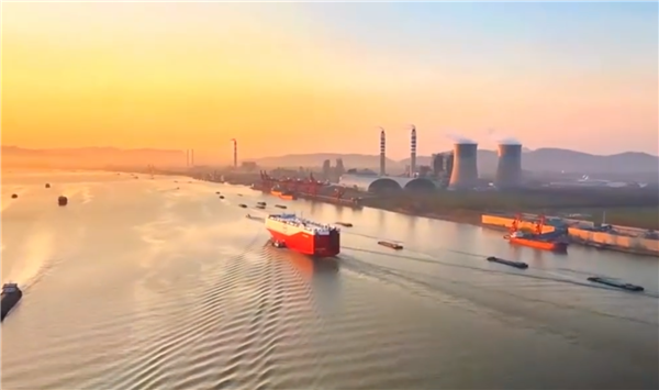 全球最大汽车运输船比亚迪深圳号海试画面揭秘
