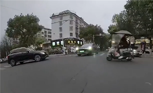 行车记录仪记录，理想车主偶遇问界M9紧急救援瞬间