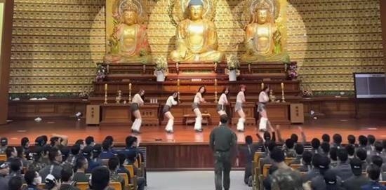韩国女舞团在寺庙慰问演出引热议 大佛前火辣热舞遭网友痛批：伤风败俗