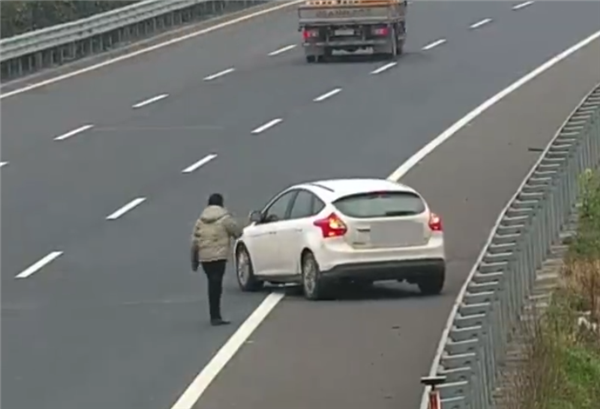 高速逆向倒车，男子智慧应对，成功避险保安全