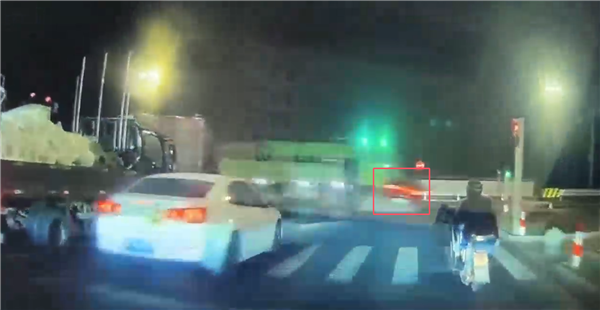 公路坦克比亚迪唐遭遇渣土车撞击，真实见证下的安全与韧性