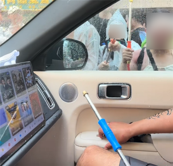 理想总裁回应理想被泼成泡水车：是副驾自己开的门 不是理想同学干的