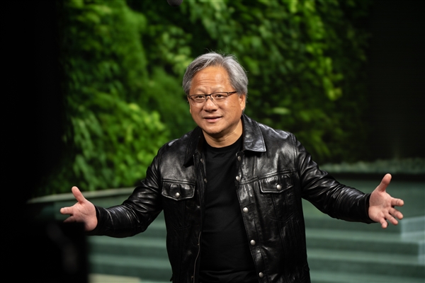 黄仁勋访华背后，皮衣到西装的转变与英伟达受美国芯片管制影响之思考