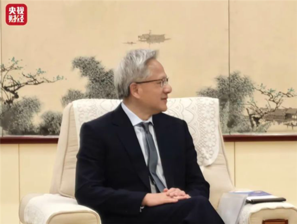 火急火燎赶到中国 不穿皮衣穿西装的老黄 这次是真急了，中国之旅，老黄急切赴华穿西装不穿皮衣，老黄急切赴华，不穿皮衣穿西装标题，中国之旅老黄急切赴华，西装风尚