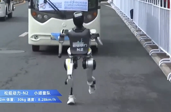 半马最独立的机器人诞生：不用人陪跑、靠自己完成反超，半马独立机器人诞生，自主完成反超，无需人陪跑，半马独立机器人自主完成反超，无需人陪跑，科技新里程碑