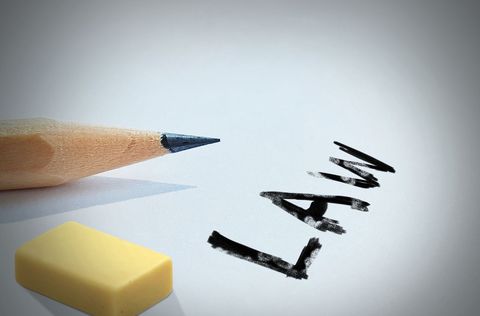 正当防卫最新认定的法律依据，中华人民共和国刑法的相关规定。