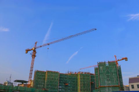 个人承包建设工程，是否违法？