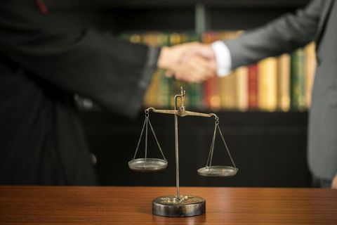 债务纠纷起诉是否需要律师协助处理？