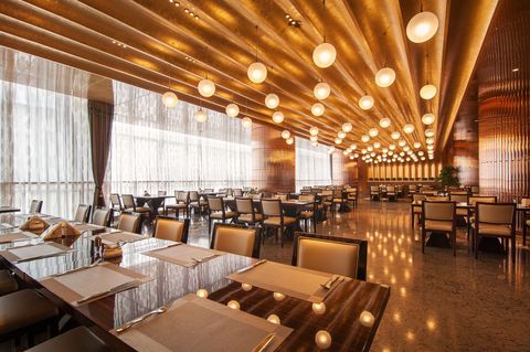 餐厅用餐受伤，餐厅需承担责任吗？
