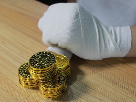 用餐时受伤，饭店是否需承担赔偿责任？解析责任界定与赔偿条件。