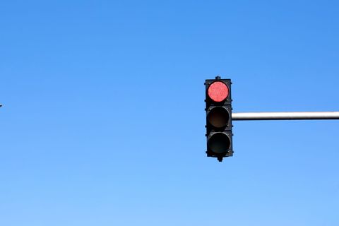 行人闯红灯被撞责任归属解析，事故责任在谁？