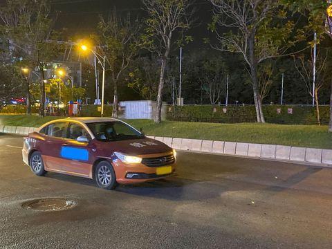 出租车开门撞电动车事故责任归属探讨