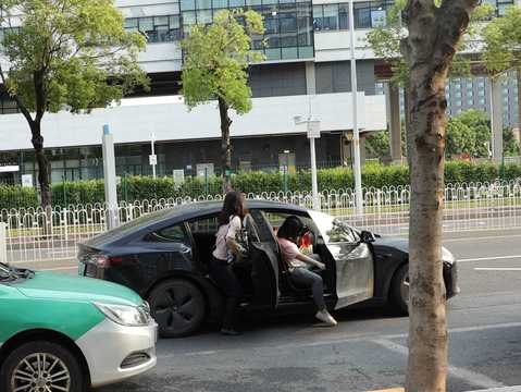 出租车乘客开车门撞电动车事故责任归属探讨