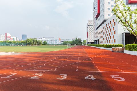 学生上体育课受伤谁负责