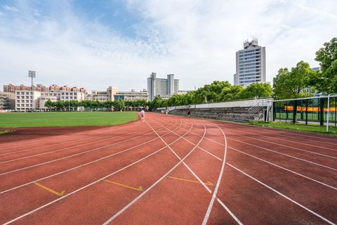 学校体育课摔伤事件，老师责任探究