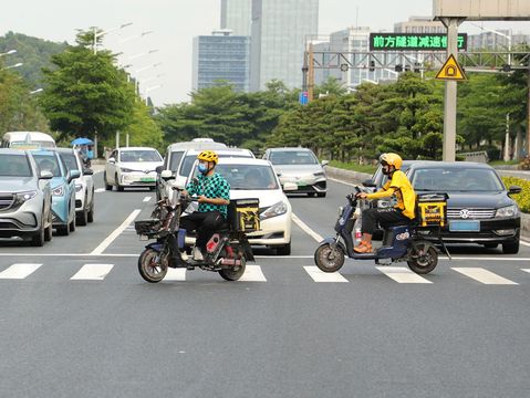 骑车逆行被撞责任解析，如何界定对方的责任？