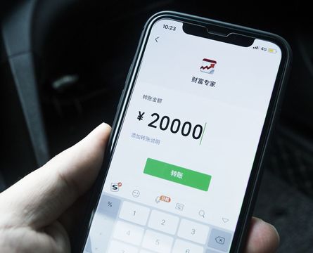 如何处理学生欠债不还的2000元问题？