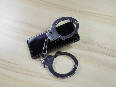 花钱安排工作遭遇骗局，报警维权能否成功？