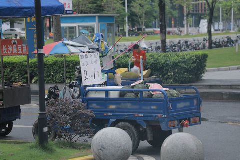 如何有效投诉乱摆地摊行为？